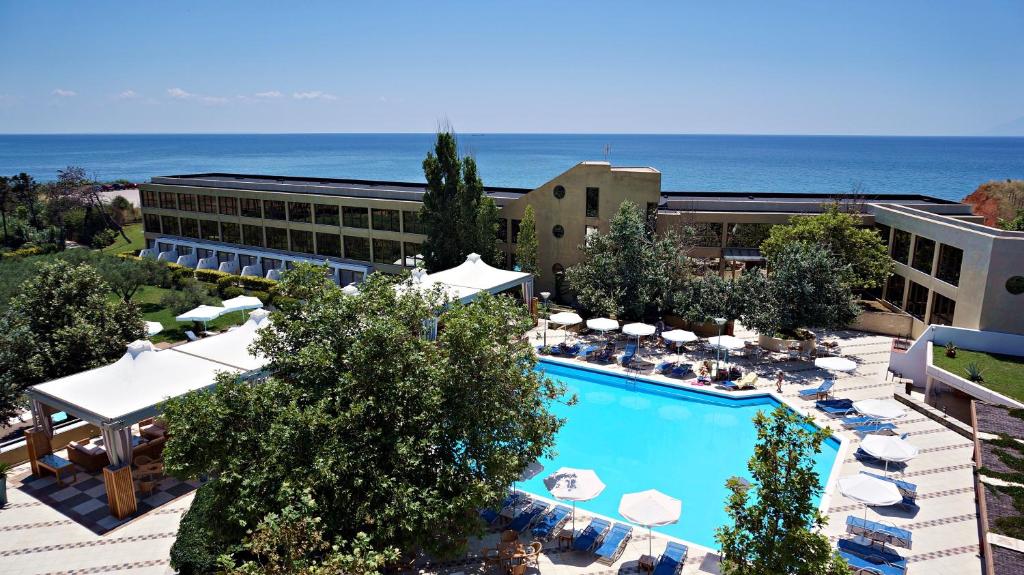  Elle offre une vue aérienne sur un hôtel doté d'une piscine. dans l'établissement Alexander Beach Hotel & Spa, à Alexandroúpolis