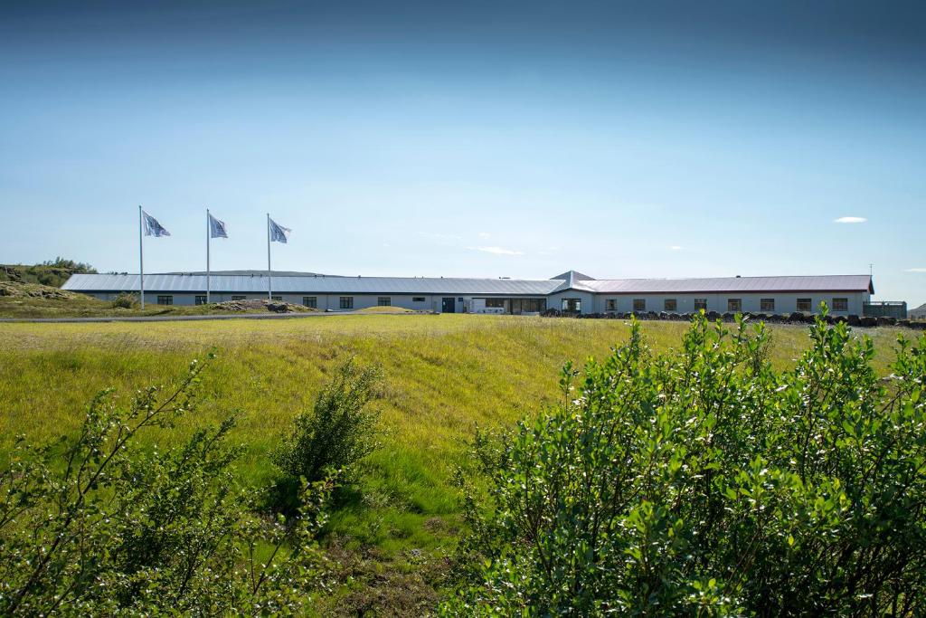 Haukadalur古斯佛酒店的田野中间的大建筑