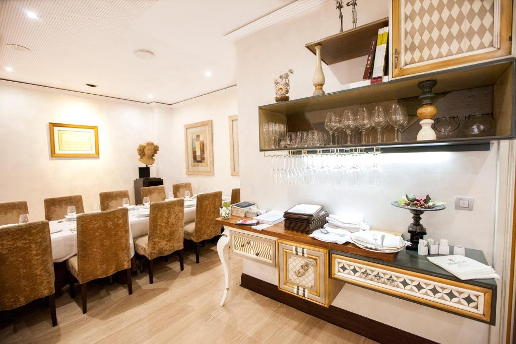 Kuchyň nebo kuchyňský kout v ubytování Hotel Alfonso VIII