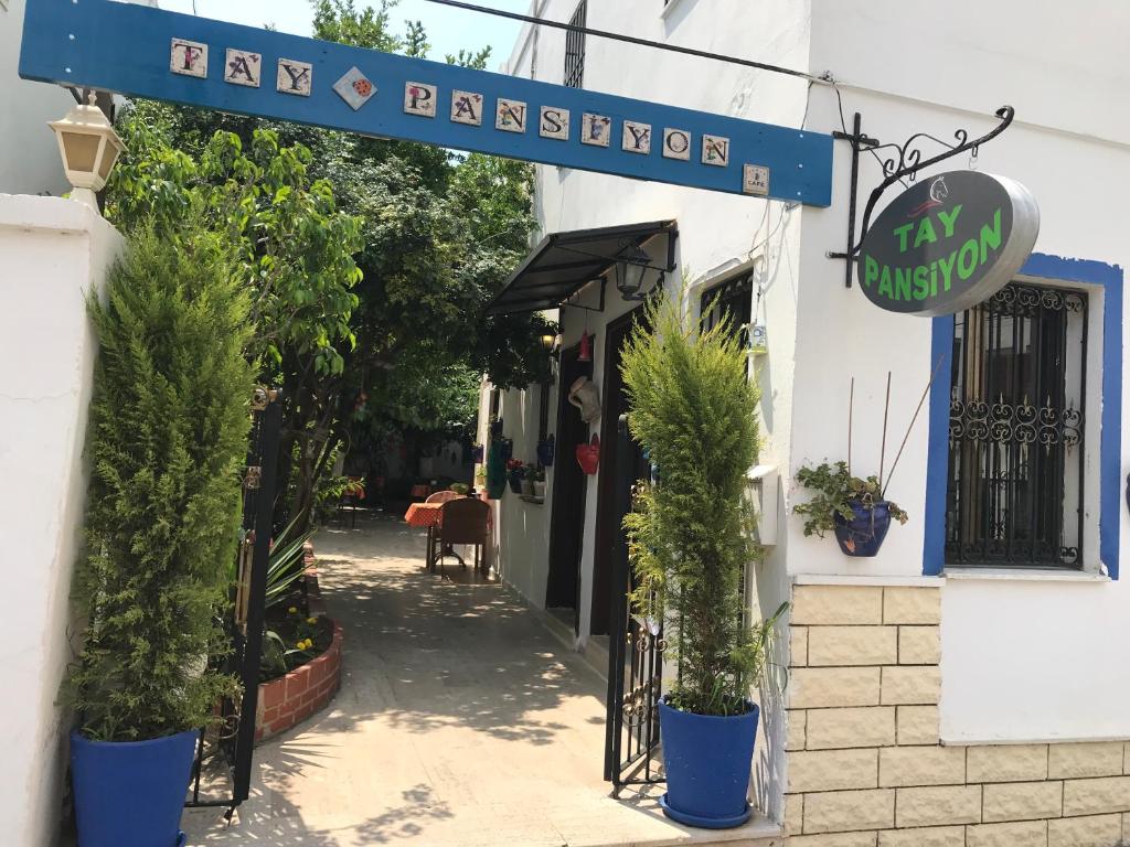 een toegang tot een restaurant met potplanten voor de deur bij Tay Pansiyon in Bodrum City