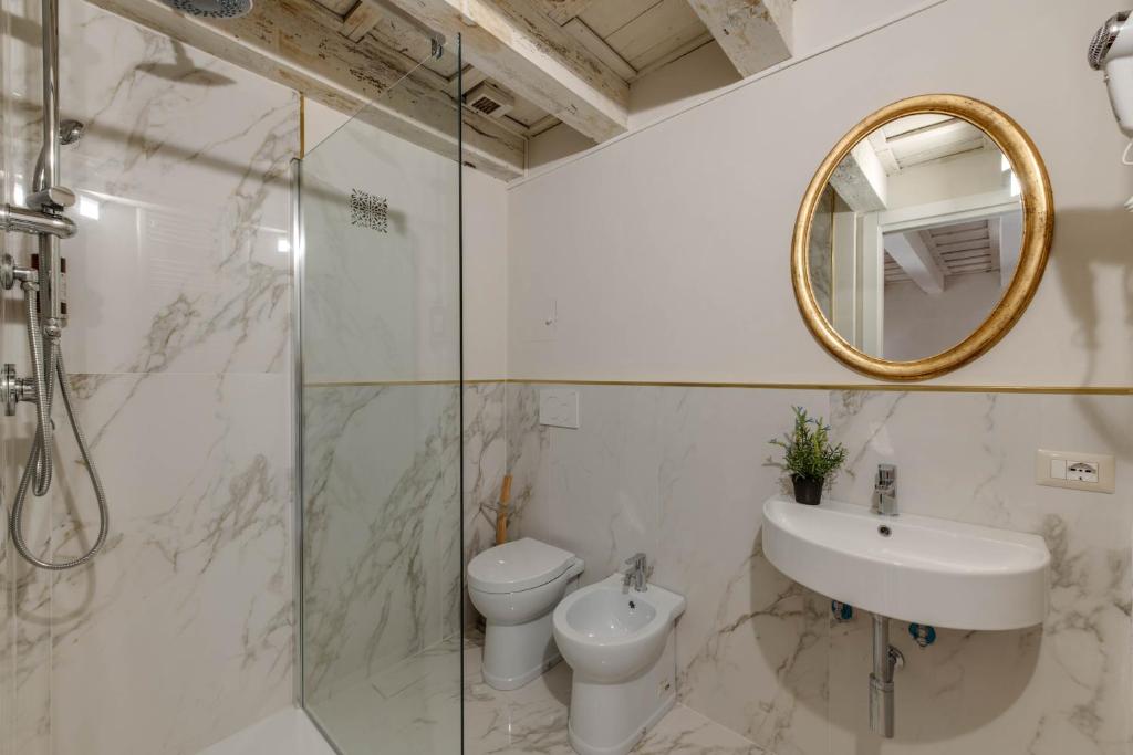 A bathroom at Residenza d'Epoca Sant Egidio