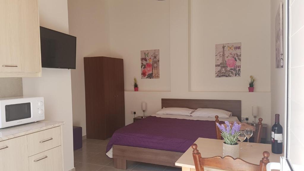 una camera con letto, tavolo e forno a microonde di ZORBAS No 2 a Larnaka