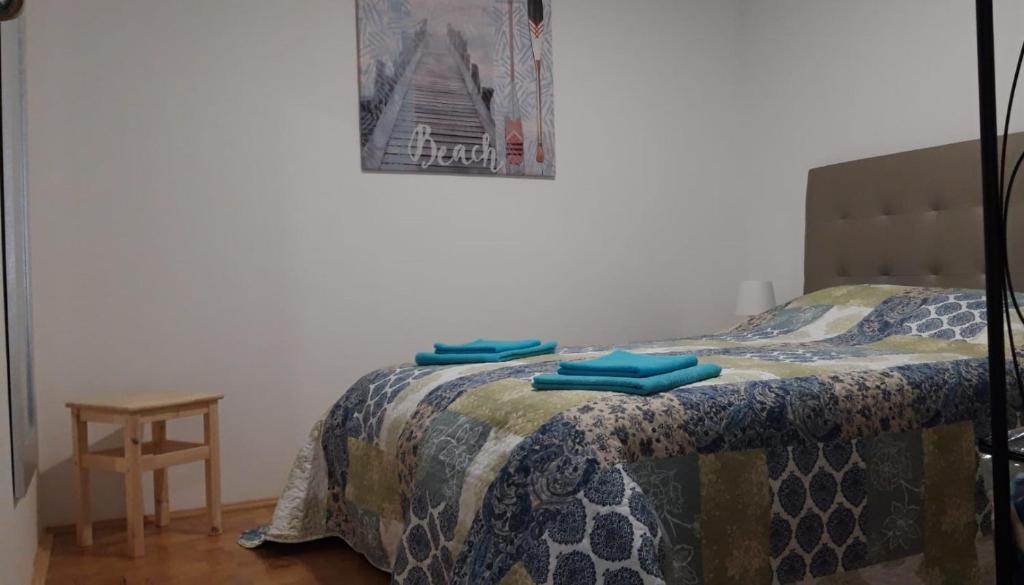 um quarto com uma cama com toalhas azuis em Dreaming Setubal em Setúbal
