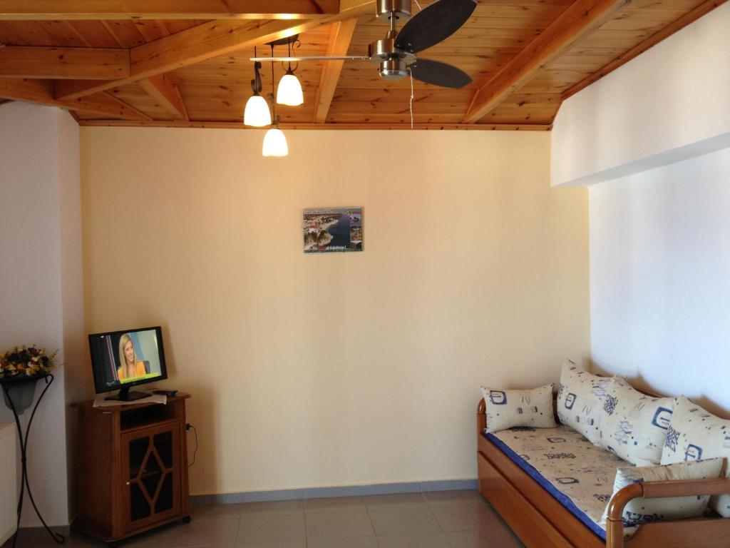 Televízia a/alebo spoločenská miestnosť v ubytovaní Makis Studios & Apartments