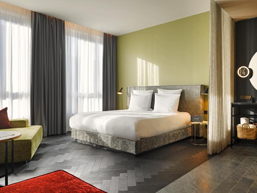 Postel nebo postele na pokoji v ubytování east Hotel Hamburg