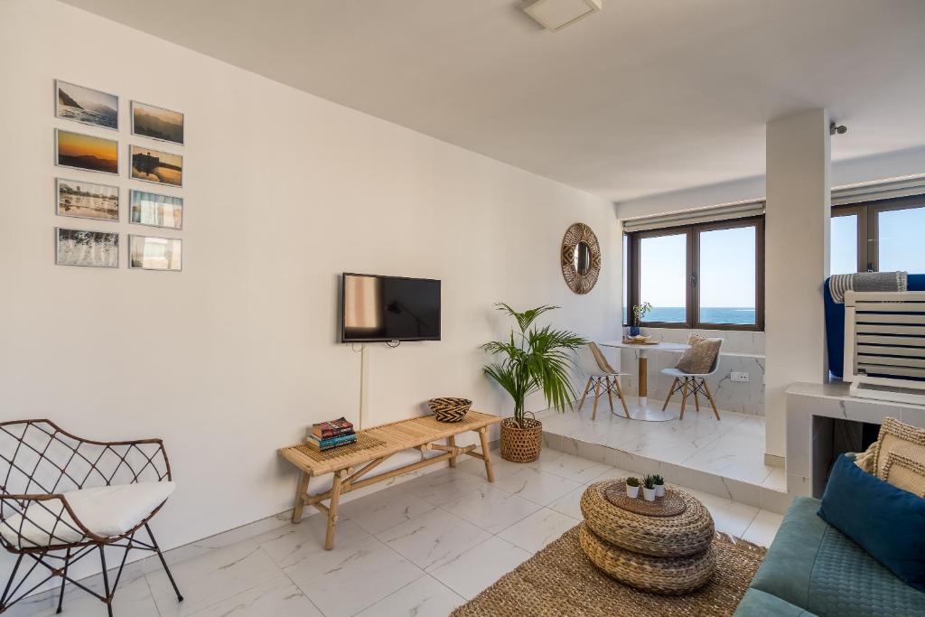 Televízia a/alebo spoločenská miestnosť v ubytovaní Breeze Sea View Accommodation Las Canteras