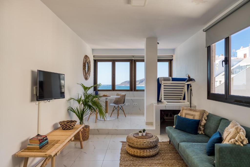 Televízia a/alebo spoločenská miestnosť v ubytovaní Breeze Sea View Accommodation Las Canteras