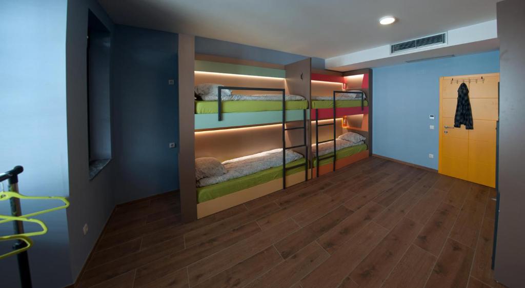 Palanda nebo palandy na pokoji v ubytování Ura Hostel