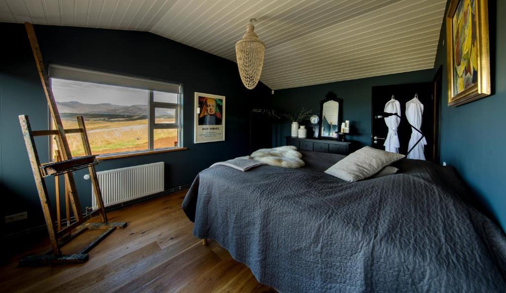 Postel nebo postele na pokoji v ubytování Hvammsvík Nature Resort