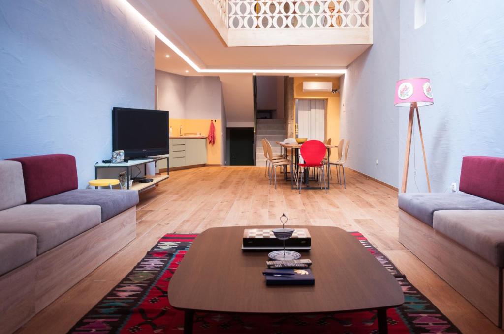 TV a/nebo společenská místnost v ubytování Ura Hostel