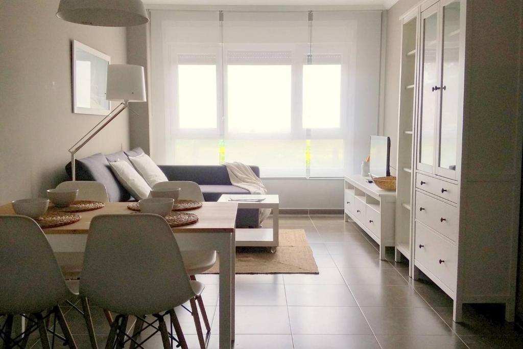 Χώρος καθιστικού στο Apartamento con piscina en Foz