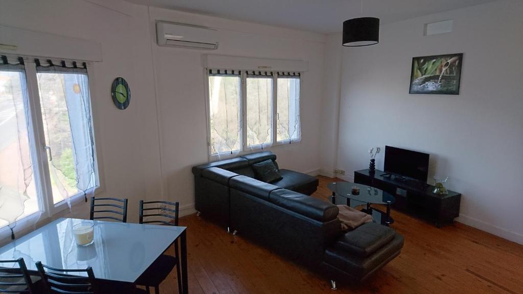 sala de estar con sofá y mesa en appartement de 79 m² à 500 mètres de la cure, en Jonzac