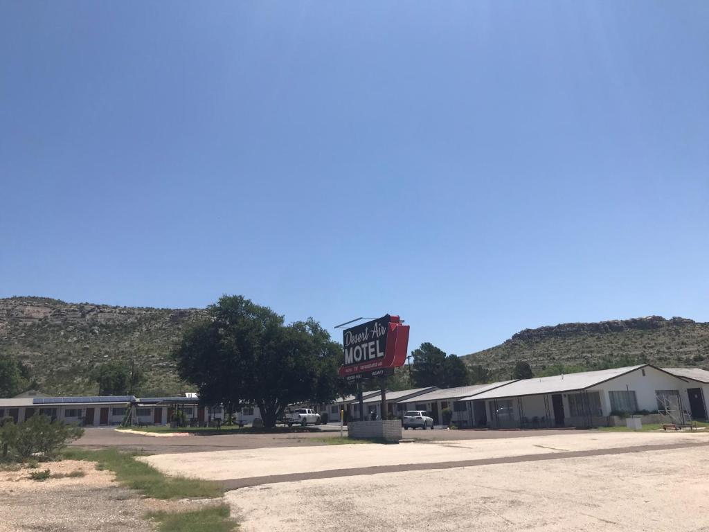 una señal de hotel frente a un motel en Desert Air Motel, en Sanderson