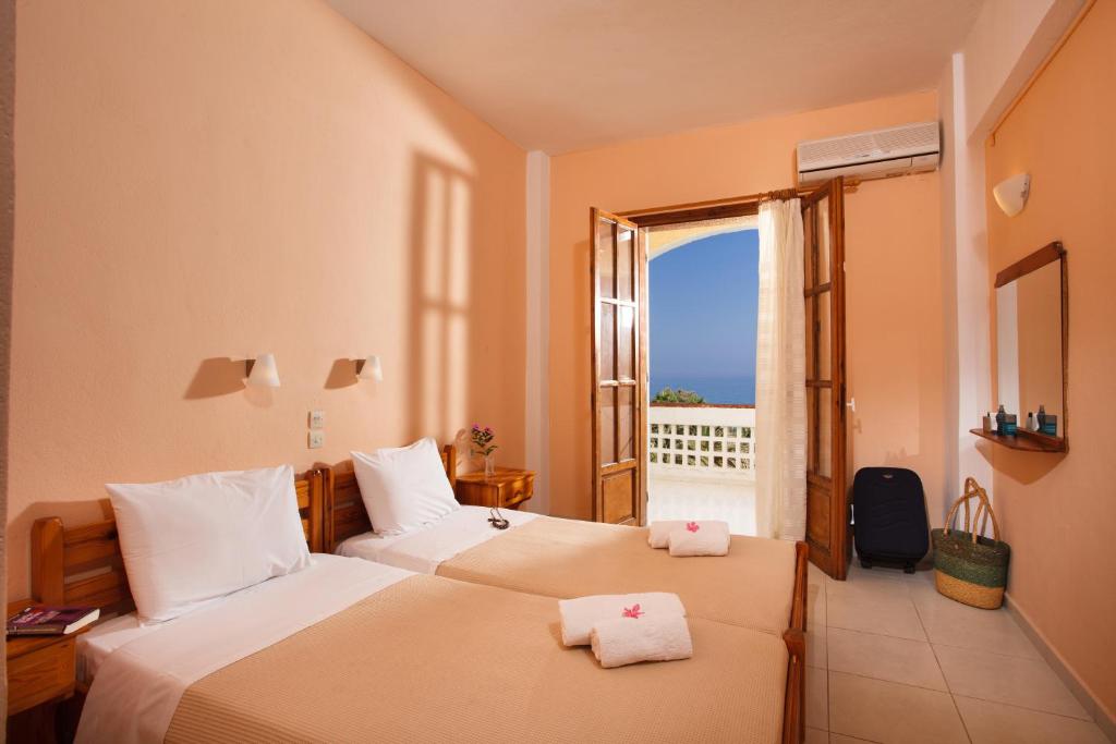 斯加雷塔的住宿－巴比斯酒店，酒店客房设有两张床和窗户。