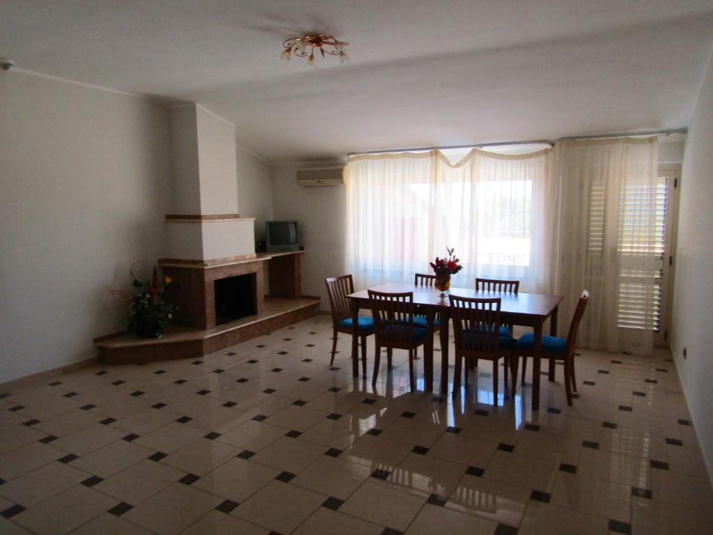 Televízia a/alebo spoločenská miestnosť v ubytovaní Grand Hostel Calabria