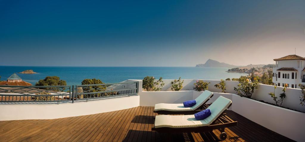 a balcony with chairs and a view of the ocean at SH Villa Gadea in Altea