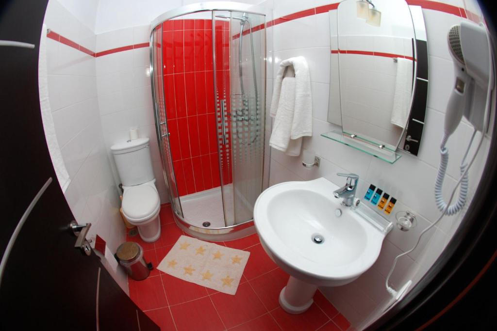 Koupelna v ubytování Hotel Ramo Saranda