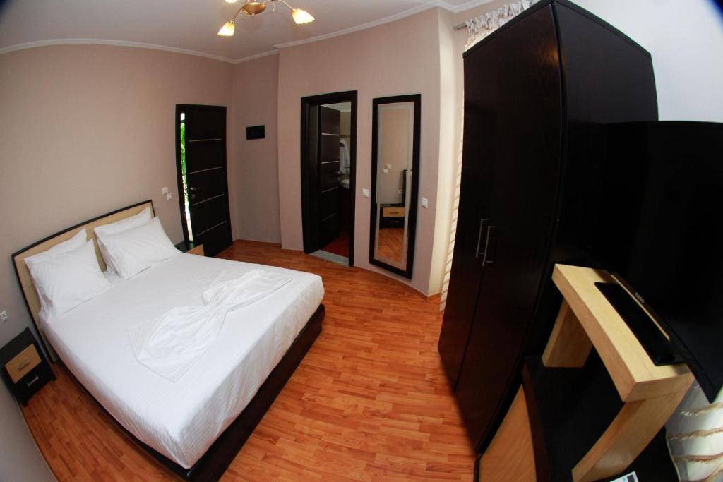 Postel nebo postele na pokoji v ubytování Hotel Ramo Saranda