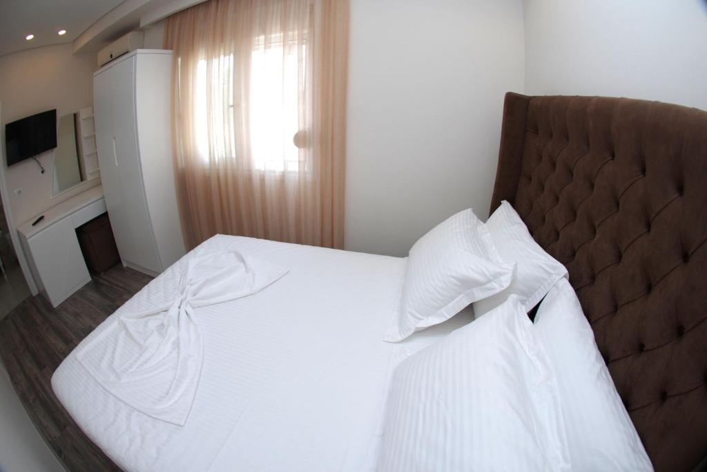 Postel nebo postele na pokoji v ubytování Hotel Ramo Saranda