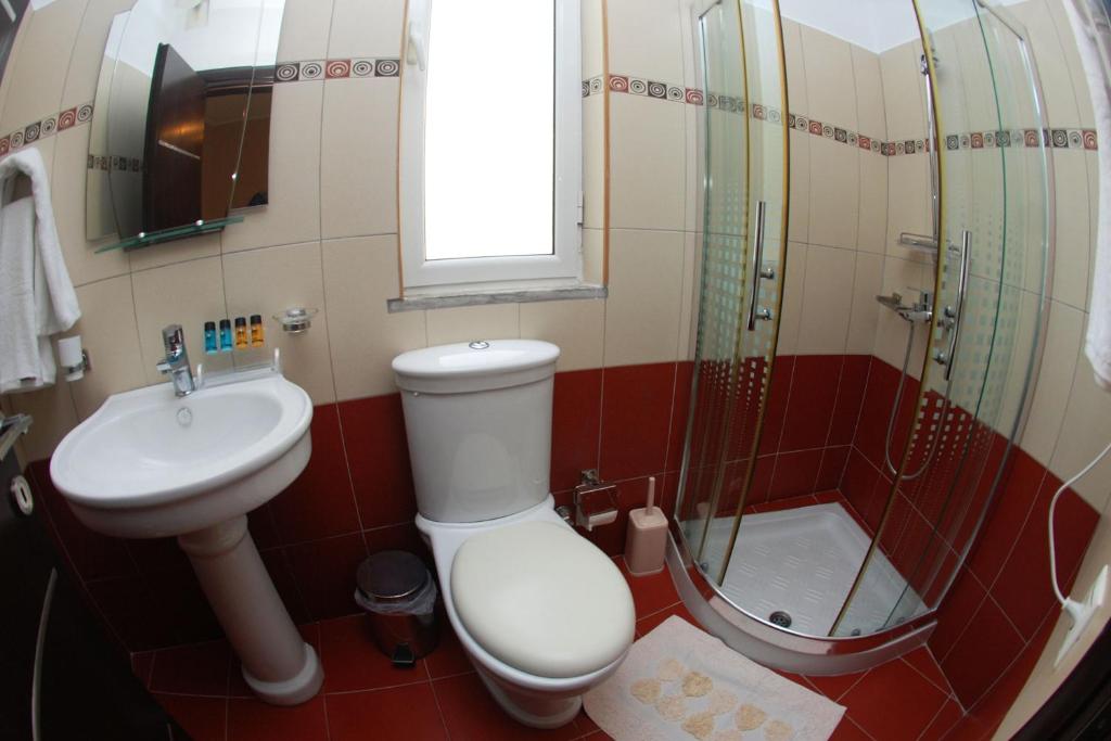 Koupelna v ubytování Hotel Ramo Saranda