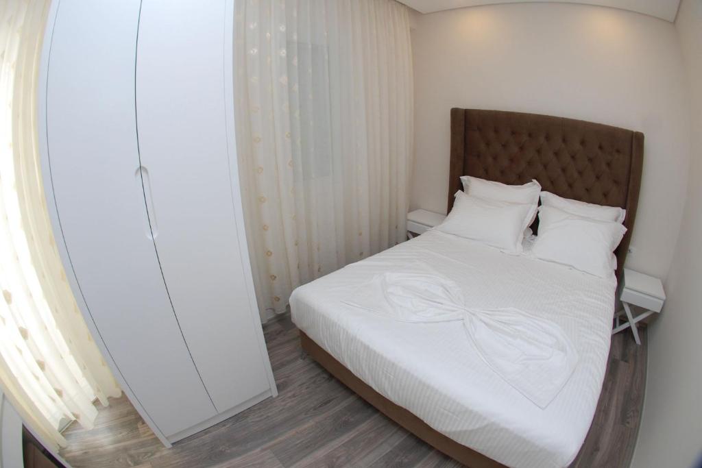 Postel nebo postele na pokoji v ubytování Hotel Ramo Saranda