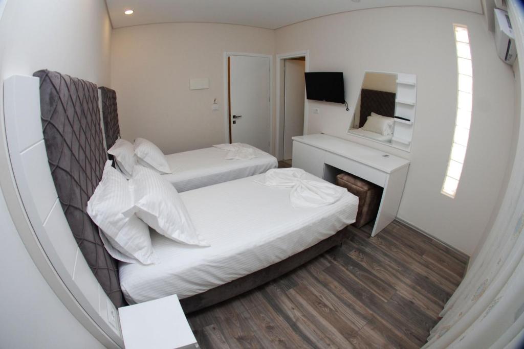 Postel nebo postele na pokoji v ubytování Hotel Ramo Saranda