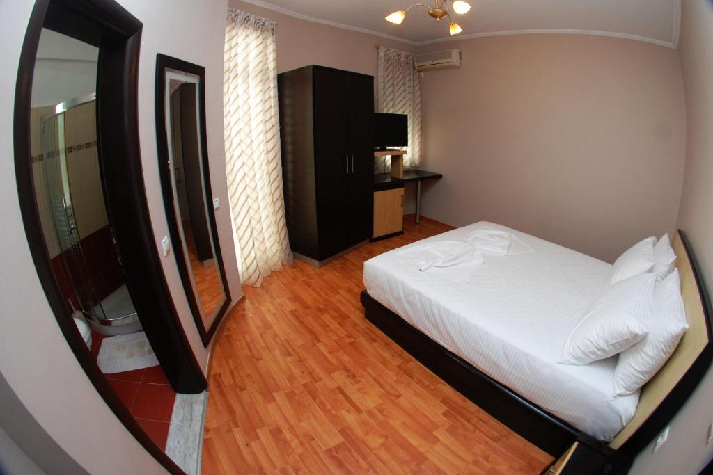 Postel nebo postele na pokoji v ubytování Hotel Ramo Saranda