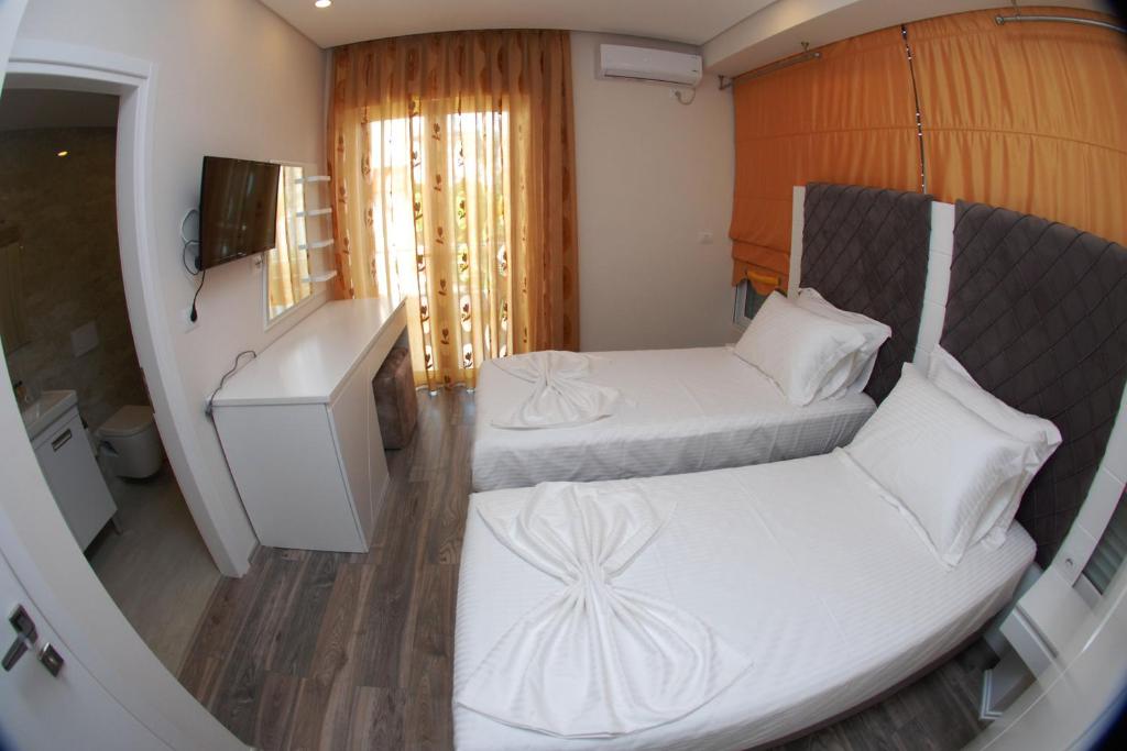 TV a/nebo společenská místnost v ubytování Hotel Ramo Saranda