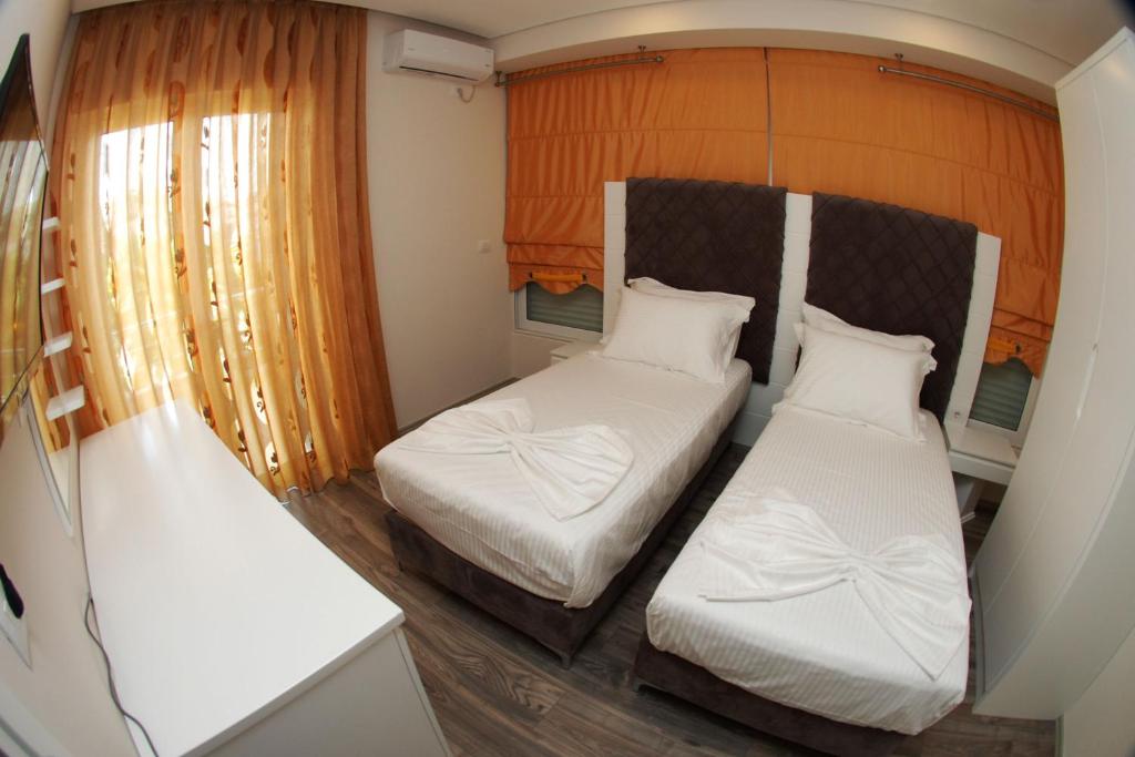Postel nebo postele na pokoji v ubytování Hotel Ramo Saranda
