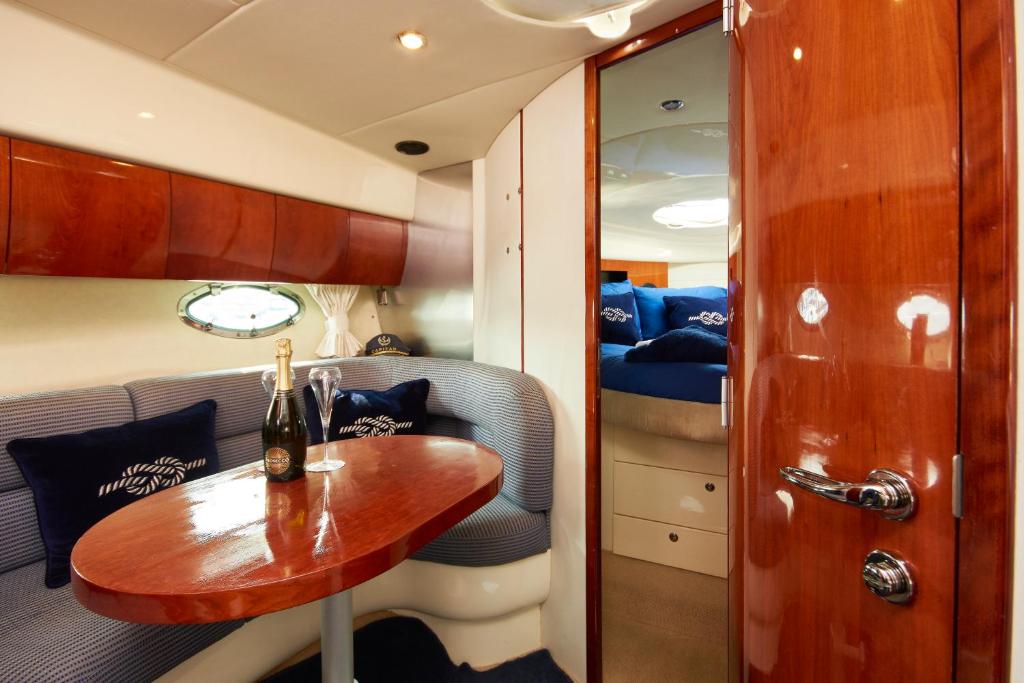 Posezení v ubytování Y-Knot-Two Bedroom Luxury Motor Boat In Lymington