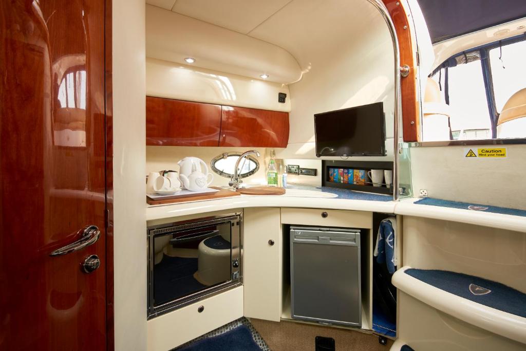 Kuchyň nebo kuchyňský kout v ubytování Y-Knot-Two Bedroom Luxury Motor Boat In Lymington