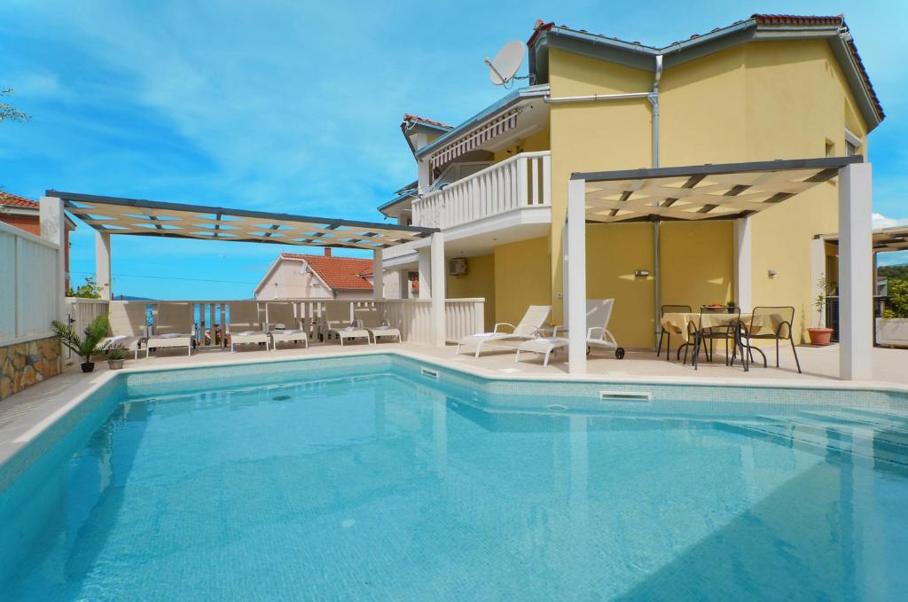 Bazén v ubytování Apartments Tomislav nebo v jeho okolí