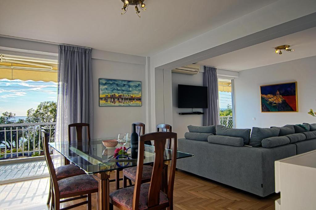 TV a/nebo společenská místnost v ubytování Amazing Seafront Apartment Athens Riviera