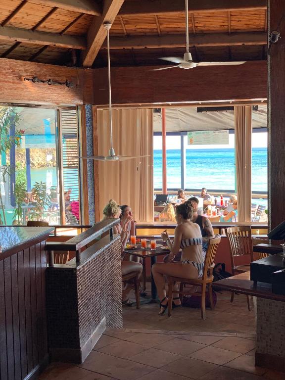 Restaurace v ubytování Emerald Beach Resort
