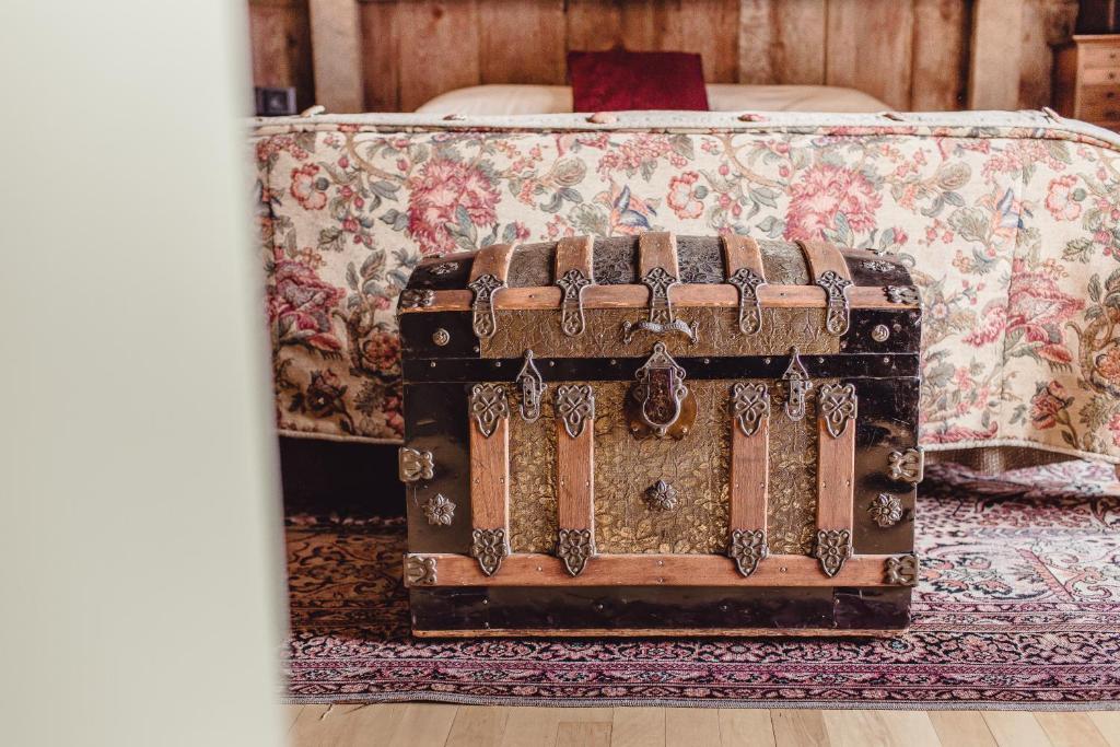 Twin Pine Manor - Superior King Suite