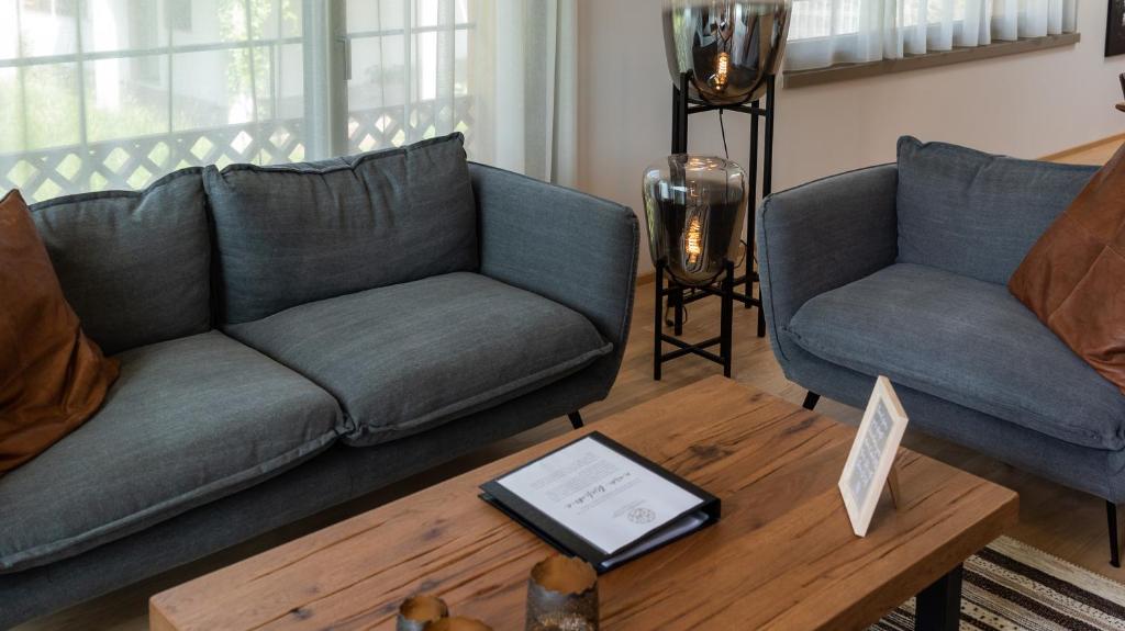 a living room with a couch and a coffee table at Seaside-Lodge, Top Apartment in Spiez