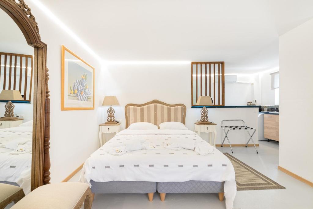 Postel nebo postele na pokoji v ubytování Syros village suites