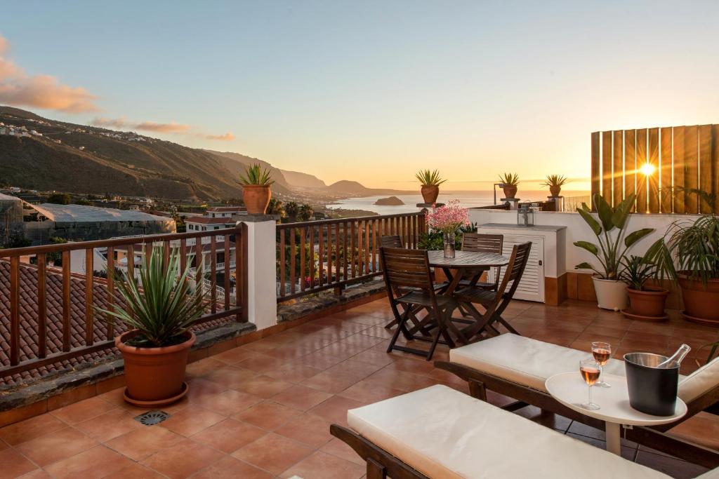 d'un balcon avec des tables et des chaises et une vue sur l'océan. dans l'établissement AD Alberto Dorner - Modern, à Icod de los Vinos