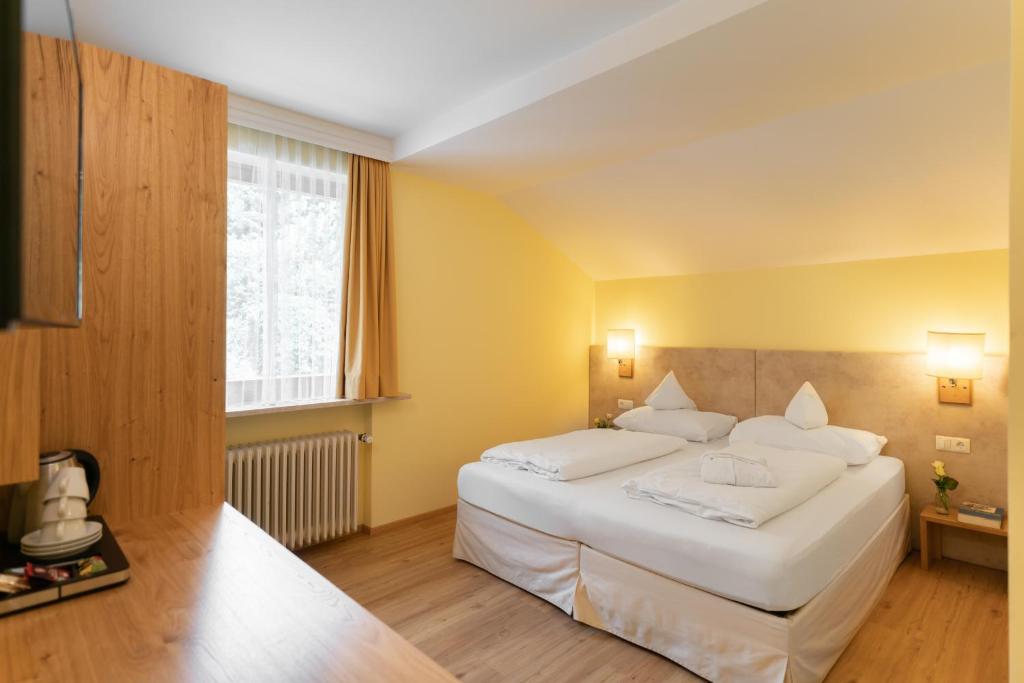 Łóżko lub łóżka w pokoju w obiekcie Hotel Haus Arenberg