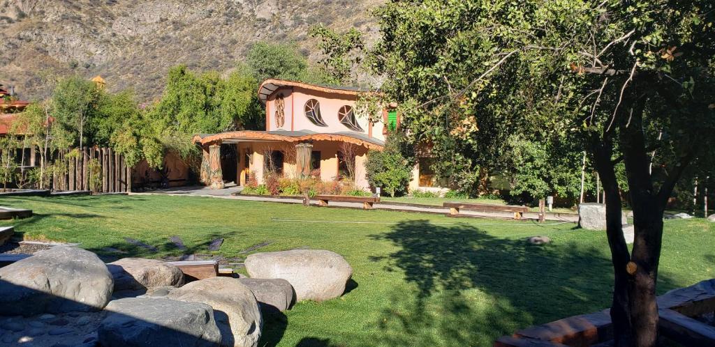 una casa en medio de un patio en SEL Lodge - Aventura y Descanso, en San José de Maipo