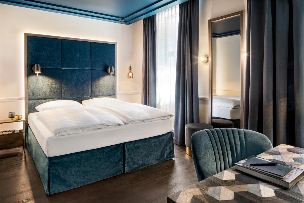 Postel nebo postele na pokoji v ubytování Hotel AMO by AMANO Friedrichstraße