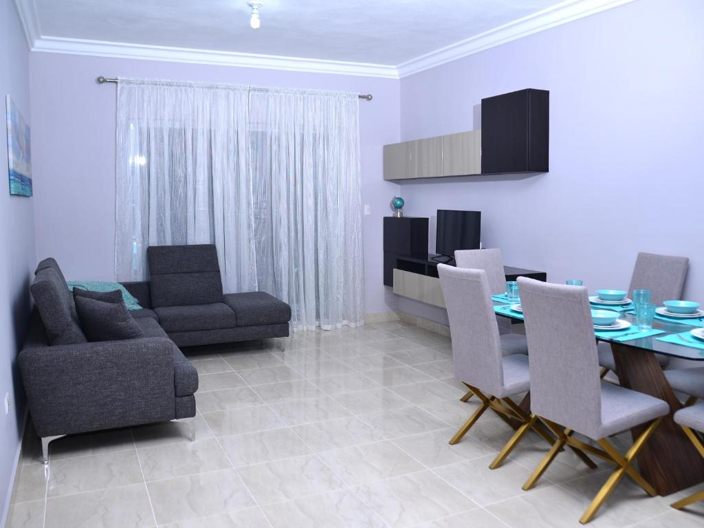 sala de estar con mesa de comedor y sillas en SWEET DREAM, en Higüey