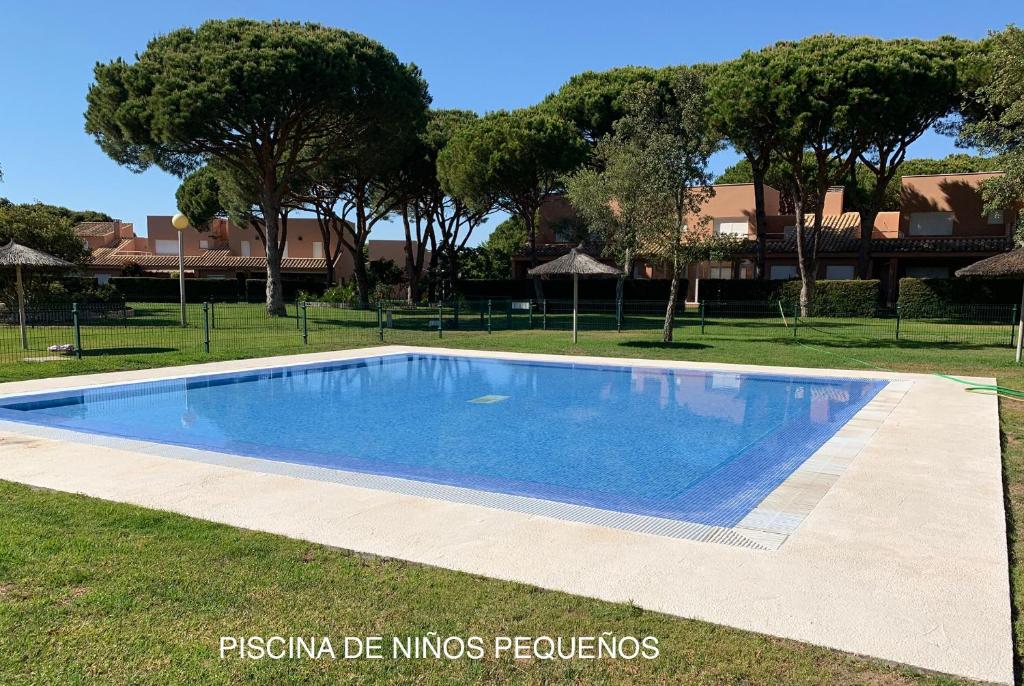 Bazén v ubytovaní Novo Sancti Petri - Adosado Residencial El Trebol - Chiclana alebo v jeho blízkosti
