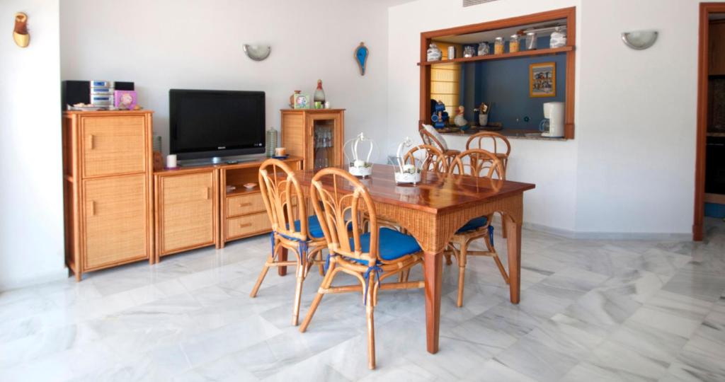 Televízia a/alebo spoločenská miestnosť v ubytovaní Apartament Les Tonyines