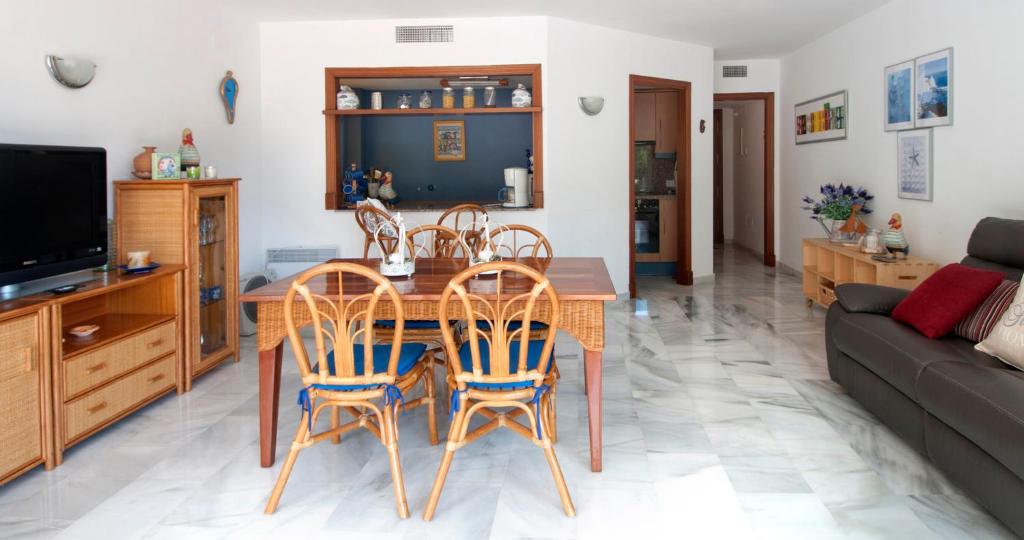 Televízia a/alebo spoločenská miestnosť v ubytovaní Apartament Les Tonyines