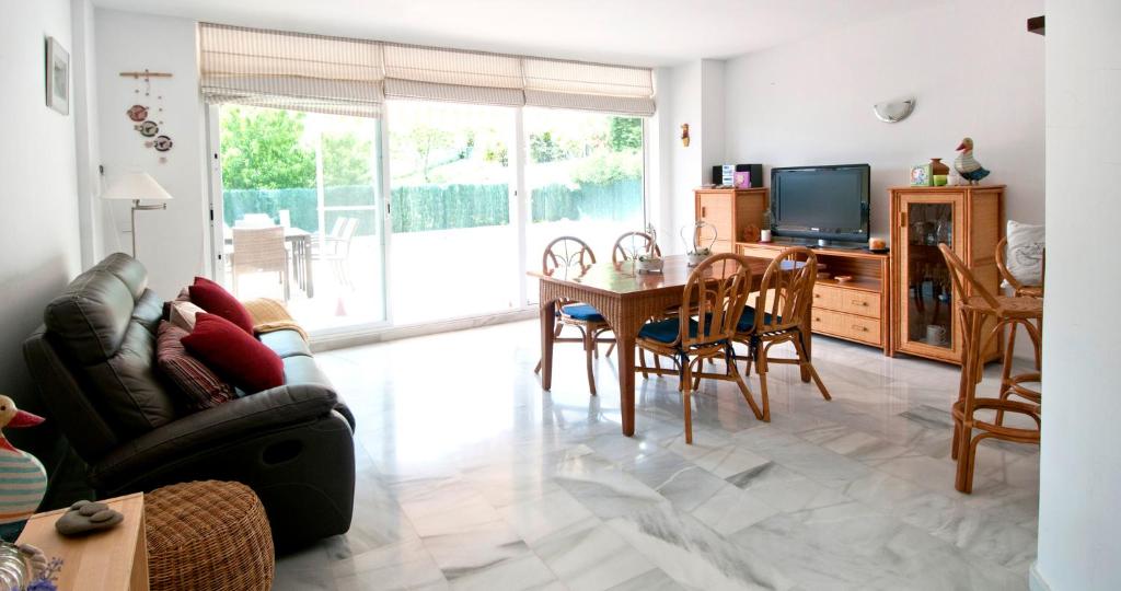 Televízia a/alebo spoločenská miestnosť v ubytovaní Apartament Les Tonyines