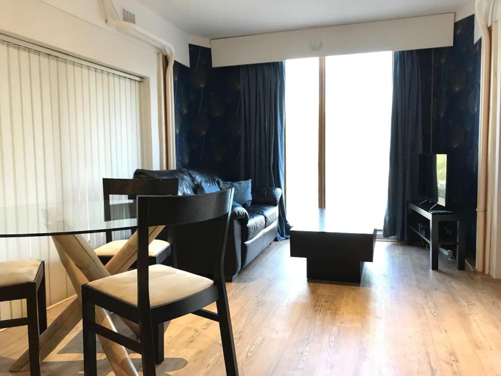 un salon avec une table en verre et un canapé dans l'établissement Pilier de la Fontaine - avec parking, à Metz