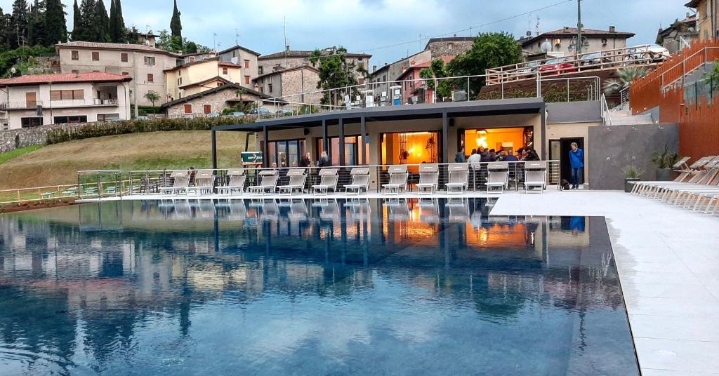 Bazén v ubytování Stella D'Oro - Hotel & Apartments nebo v jeho okolí
