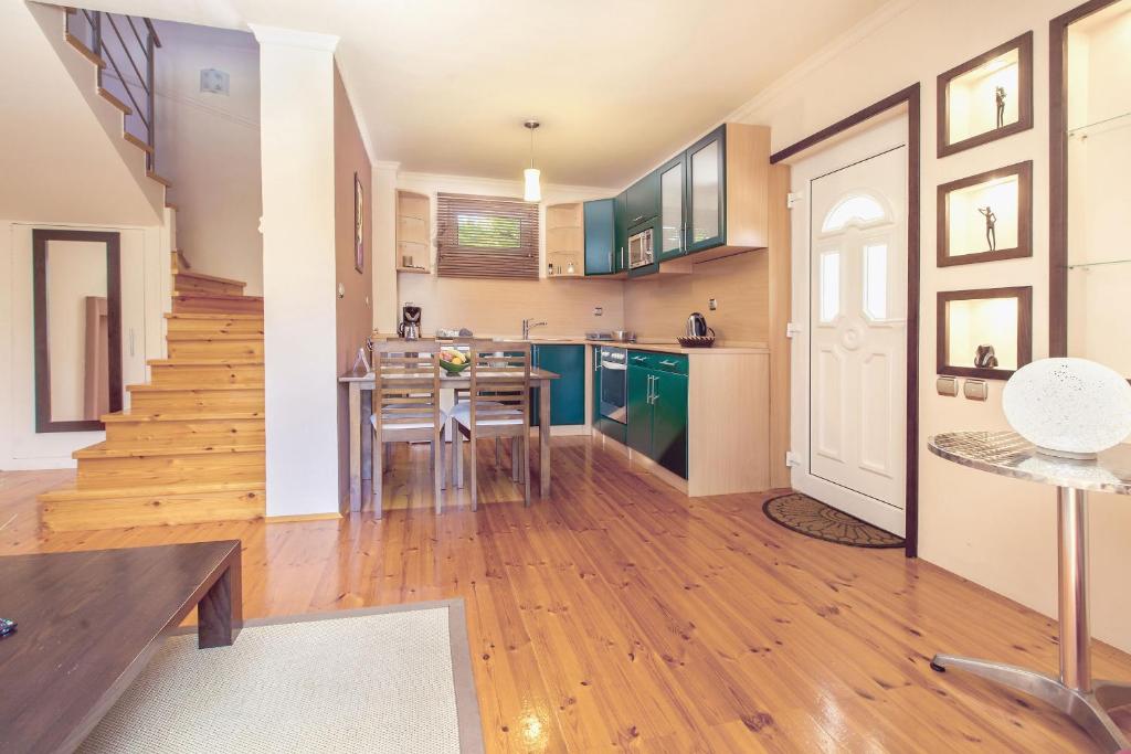 Kuchyňa alebo kuchynka v ubytovaní Apartman Szanyi