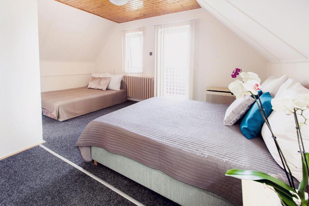 Posteľ alebo postele v izbe v ubytovaní Apartman Szanyi